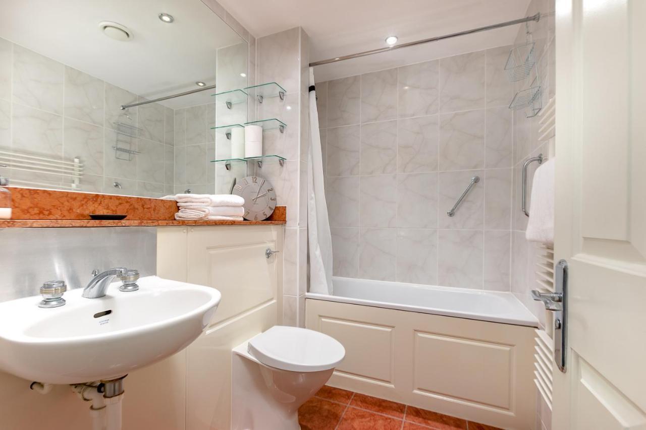 Point West Apartments Лондон Екстер'єр фото
