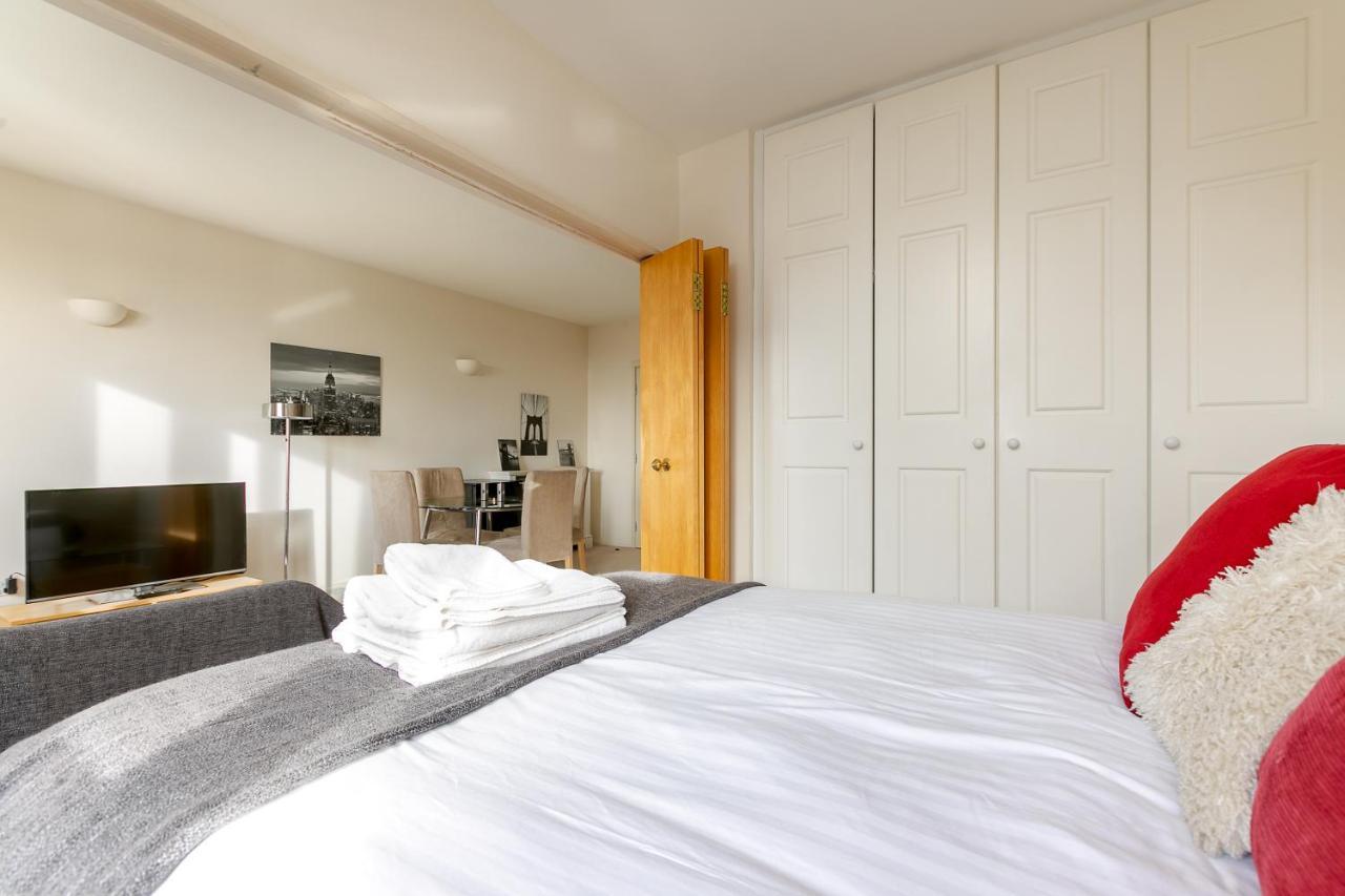 Point West Apartments Лондон Екстер'єр фото