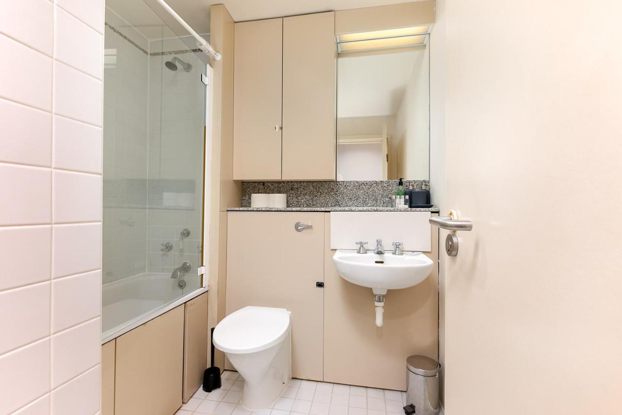 Point West Apartments Лондон Екстер'єр фото